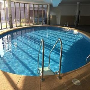 Bonito Con Terraza Y Piscina
